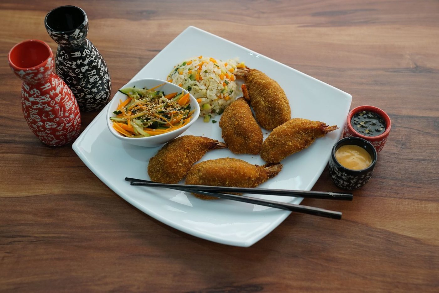 Ebi de camarón empanizado con arroz y ensalada en Kumsaki