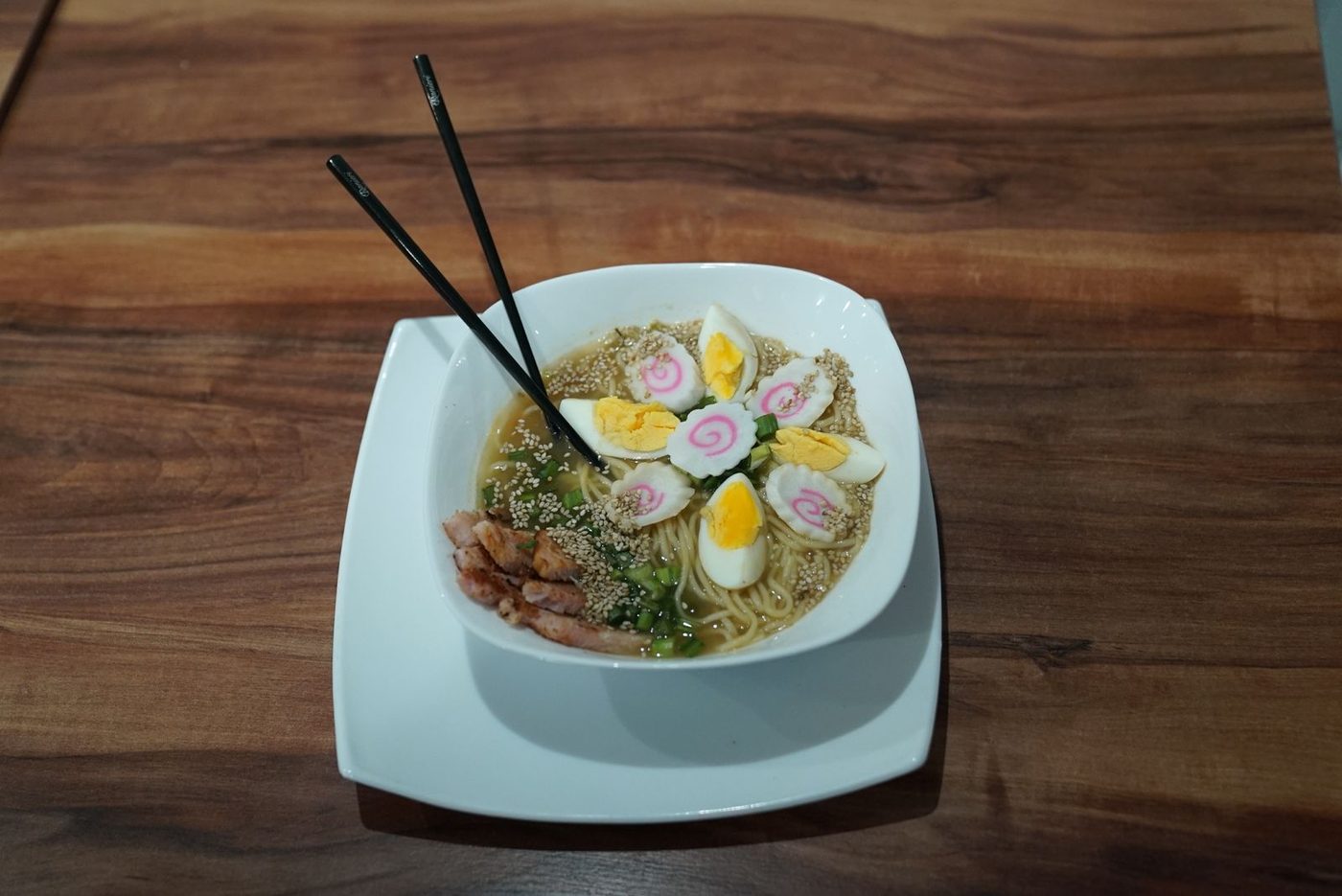 Ramen estilo Kumsaki con huevo, naruto y proteína a elegir