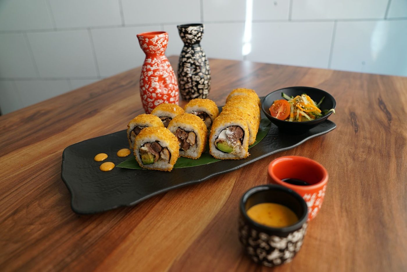 Rollo mar y tierra Kumsaki con camarón empanizado y sirloin