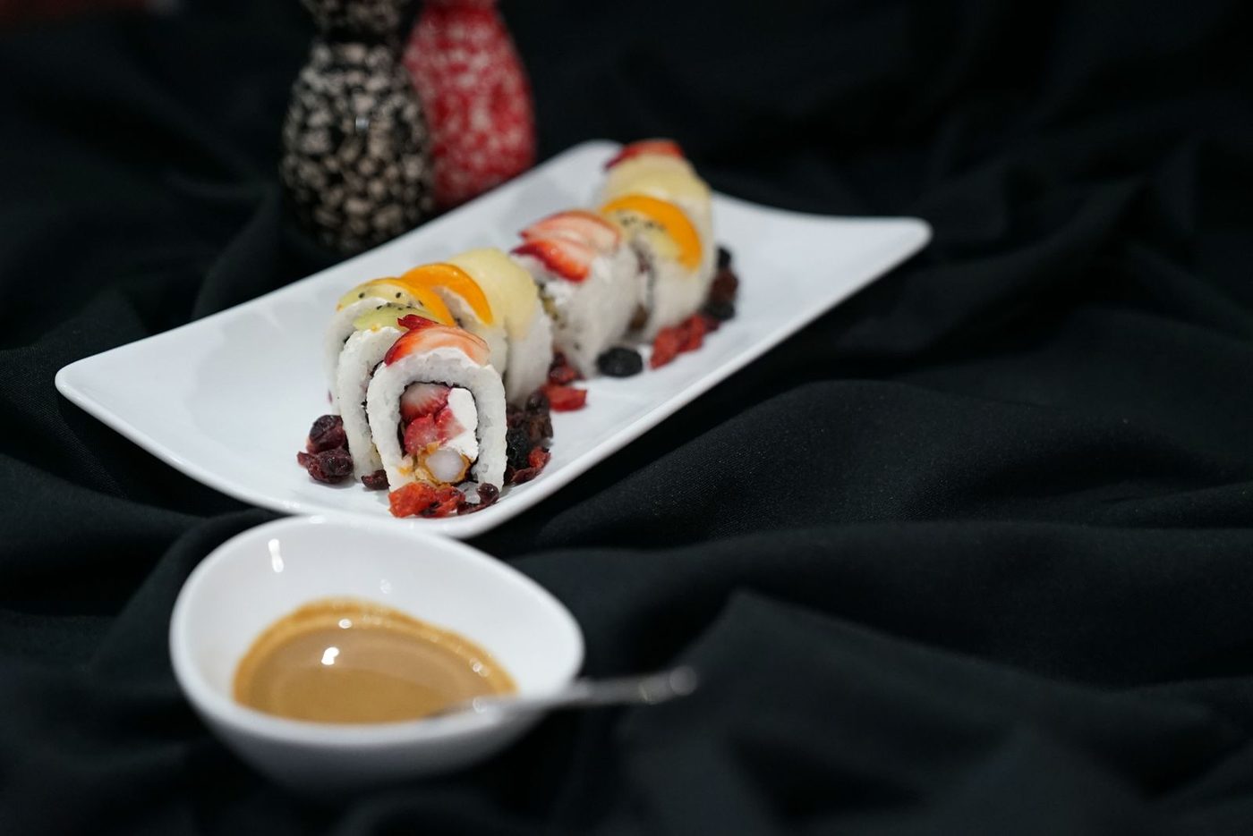 Sushi frutal Kumsaki con fresa, kiwi y mango